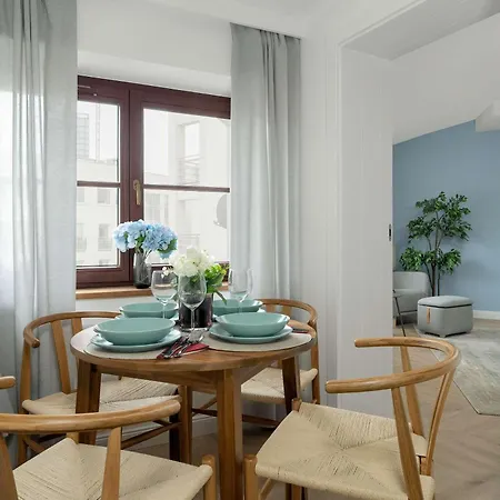 Przestronny Z Biurkiem W Centrum Poznania Blisko Rynku I Parku By Renters Apartament *